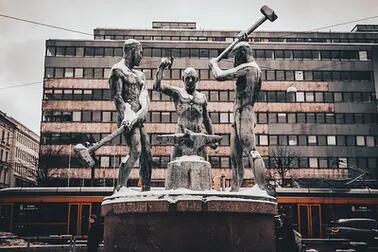Kuvituskuvassa Kolmen sepän patsas.
